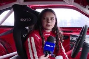 Drifturi pe o pistă dezafectată a aeroportului din Iaşi. Demonstraţiile unei fete de 16 ani