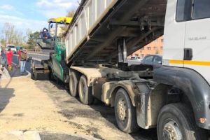 VIDEO şi FOTO- Drum şi trotuare asfaltate, în Ghimbav