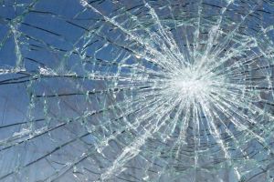 De ciudă a spart parbrizul unui autobuz, în oraşul Bălan. Răzbunarea îl costă 7.000 de lei