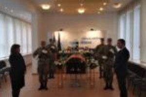 Trupul lui Sorin Frunzăverde a fost depus la Consiliul Judeţean Caraş-Severin