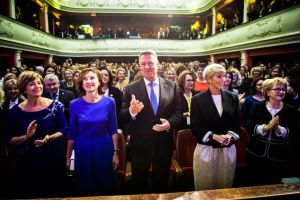 Preşedintele Iohannis, premiat la Sibiu de femeile liberale. ”Îmi este foarte uşor să vorbesc în acest oraş despre normalitate”