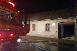 Casă distrusă de flăcări, în Timiş. Două persoane la spital