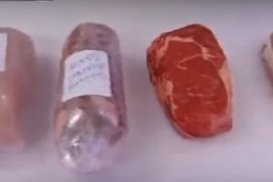 IMAGINI ŞOCANTE: Carne preparată cu LIPICI. Cum ne păcălesc RESTAURANTELE (VIDEO)