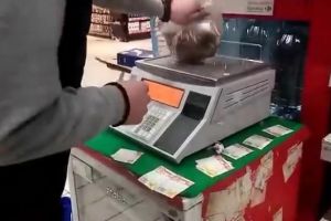 Cum ne păcălesc la cântar hypermarketurile. Amenzi pentru Selgros, Carrefour si Kaufland