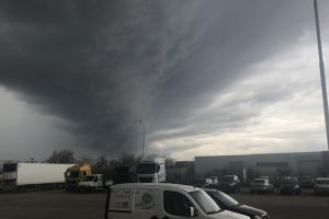 Nori de furtună deasupra Timişoarei, vântul bate cu putere