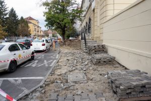 Tot porfir. Reabilitarea trotuarului din faţa fostei Policlinici Mari a început dinspre strada Gheorghe Dima