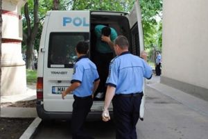Piteştean arestat pentru sex oral cu propriul copil