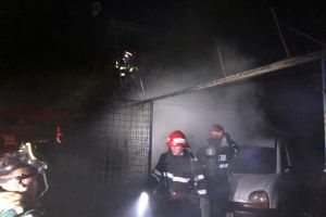 Incendiu in Tulcea. Au ars doua tone de mase plastice (galerie foto)