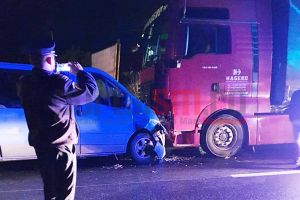 FOTO. Accident lângă Vama Petea. Impact frontal între un TIR şi un microbuz