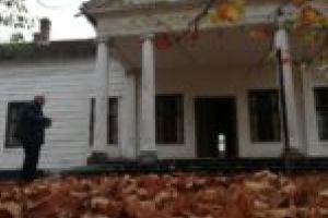 Conacul fantomă din Banat. Imobilul care îşi duce zilele pe o mină de aur