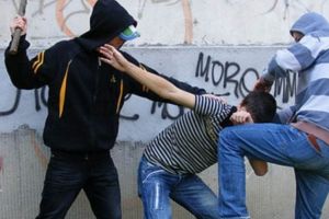 Cinci adolescenţi din Botoşani şi Neamţ au tâlhărit un tânăr de 20 de ani în parc