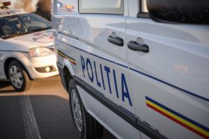 Accident pe o stradă din municipiul Botoşani provocat de o şoferiţă de 63 de ani. Trei maşini au fost avariate