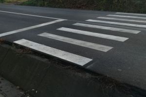 FOTO Dorel „loveşte“ din nou la Botoşani. Trecerile de pietoni care dau în şanţuri adânci: „Ne căţărăm pe zebră cum putem“