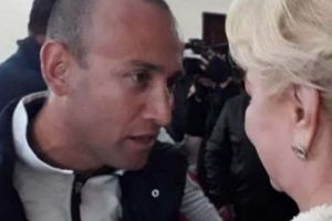 Roşu-n suflet: Scandal la PNL Beiuş, după ce un consilier local a mers s-o aplaude pe Dăncilă