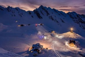 Hotelul de gheaţă aduce anul acesta lumea subacvatică la Bâlea Lac