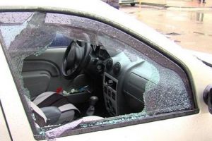 Femeie jefuită în faţa unei grădiniţe! Au spart maşina şi i-au furat geanta