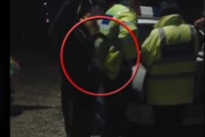 VIDEO. Bărbat filmat când fură ţigările din buzunarul unui poliţist