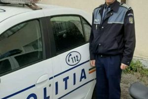 Poliţist din Piteşti, a ajutat o şoferiţă căreia era să-i ia foc maşina
