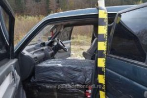 Si-a abandonat masina in rau ca sa scape de politistii de frontiera. Acum, soferul este cautat de autoritati