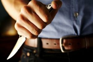 Mama a patru copii din Sibiu, ameninţată cu un cuţit de concubin – A intrat cu forţa în casa ei