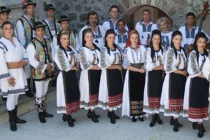 Vrei să devii dansator la „Rapsodia Călimanilor”? Există două posturi vacante la nivel debutant