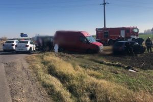 Accident pe DN1B, la intersectia cu Ceptura. Doua masini s-au facut praf