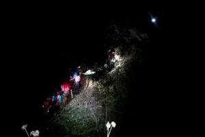 Turişti blocaţi luni seară pe Valea Caraimanului, fără lanterne, pe o ploaie torenţială