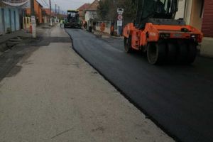 Exemplu de bună practică administrativă: la Teiuş a fost asfaltat drumul spre Mănăstirea Râmeţ
