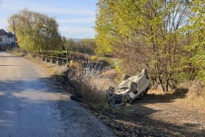 Maşină răsturnată la intrarea în Șieuţ. Șoferul, rănit uşor