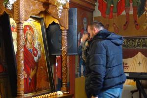 Icoană vindecătoare de cancer, adusă marţi la biserica Spitalului TBC