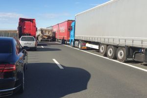 Șoferii de camioane blochează autostrada Arad-Nădlac din cauza timpilor de aşteptare de la vamă