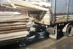 Autoutilitară încărcată cu cherestea fără documente interceptată de poliţişti în zona oraşului Vlăhiţa