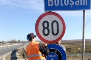 FOTO! Noi lucrări pe drumurile naţionale din judeţul Botoşani. Se fac reparaţii şi se montează semnalizări de iarnă