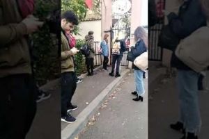 O fi bine, o fi rau? Elevii de la Spiru care intarzie la ore sunt tinuti la poarta