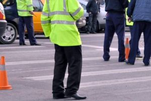 A lovit un om cu maşina, după care a fugit