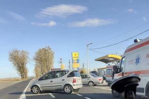 ACCIDENT pe drumul Arad – Pecica: Mercedes vs. Mercedes. Unul a ieşit „ȘIFONAT” rău
