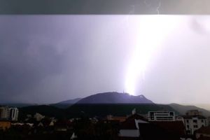 Imagini impresionante cu un fulger care a căzut în mijlocul oraşului în timpul furtunii
