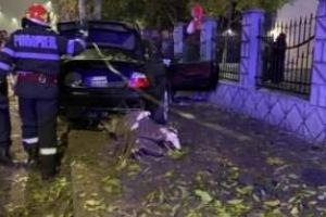FOTO Un BMW s-a izbit puternic într-un gard. Un tânăr şi iubita sa, grav răniţi