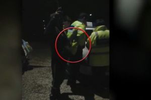 Hoţ fără frică: Un bărbat a fost filmat în timp ce fura ţigările din buzunarul unui poliţist (VIDEO)