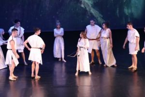 FOTO: ”Zeii Olimpului”, spectacol total la Balul Bobocilor ”Papiu” 2019