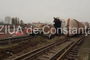 Tren marfar cu peste douazeci de vagoane cu motorina, deraiat. Circulatia feroviara este afectata