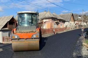 Continuă asfaltările în comuna Căianu Mic