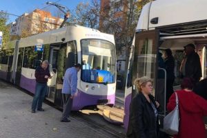 Accident între două Armonii. Vatmanul a patinat cu tramvaiul pe frunze