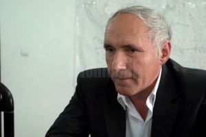 Primarul din Preuteşti, bătut în şcoala din Leucuşeşti de un localnic