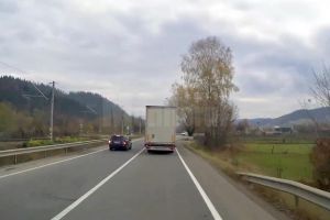 Poliţiştii i-au suspendat pentru 60 de zile permisul şoferului filmat în timpul unei ...