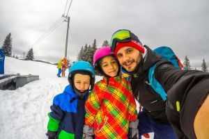 Dani Mărginean, sibianul care iubeşte să lucreze cu copiii – Face taekwon-do, schi şi înot cu ei