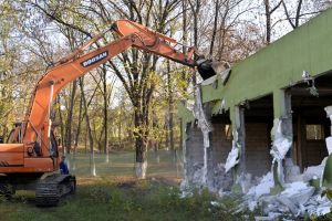 Clădirea din Parcul Corvin, construită ilegal în urmă cu 13 ani, a fost dărâmată!