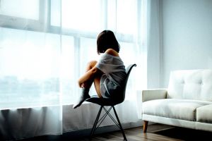 Singurătatea, una dintre cele mai periculoase boli ale secolului XXI.