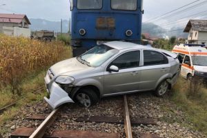 Accident feroviar in Cornu de Jos. O masina a fost lovita de tren, un barbat a fost transportat la spital