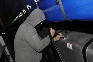 Furt de motorină pe autostrada Sibiu – Deva. Un hoţ a golit rezervorul unui TIR în parcare